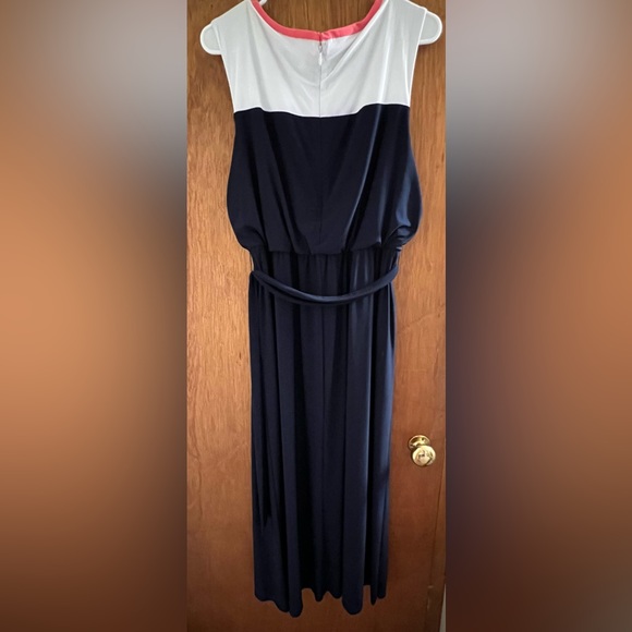 Dress with belt - Picture 2 of 2